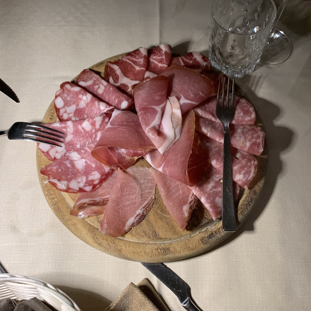 Tagliere Di Salumi Artigianali Di Suino Locali