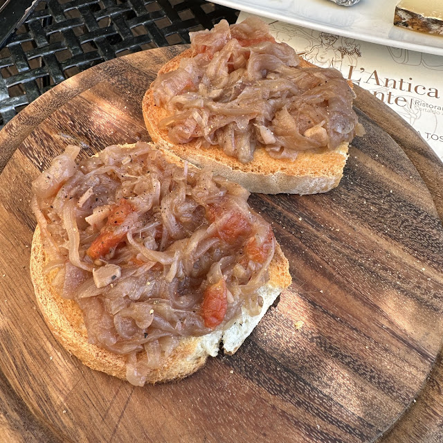 Crostoni Di Pane Con Cipolla Di Certaldo