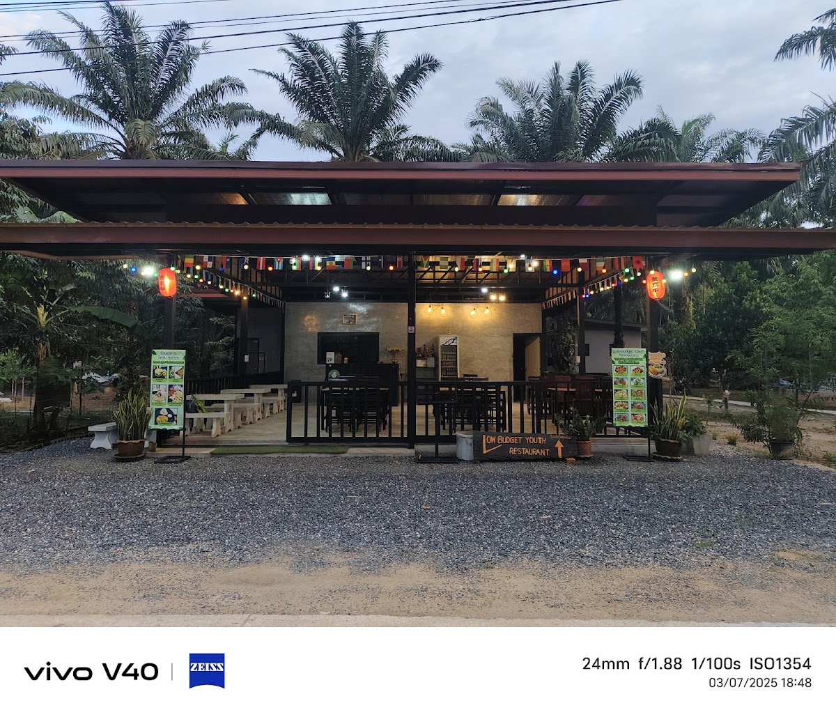 Low-budget Youth Restaurant