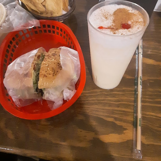 Hamburguesa Hawaiana Y Una Piña Colado