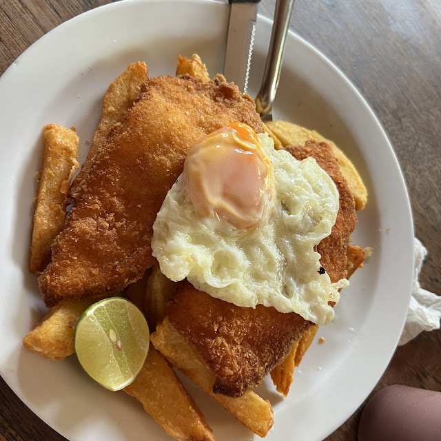 Pollo Rebozado Con Patatas Fritas Y Huevo