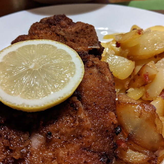 Kotelett Mit Bratkartoffeln Und Salat