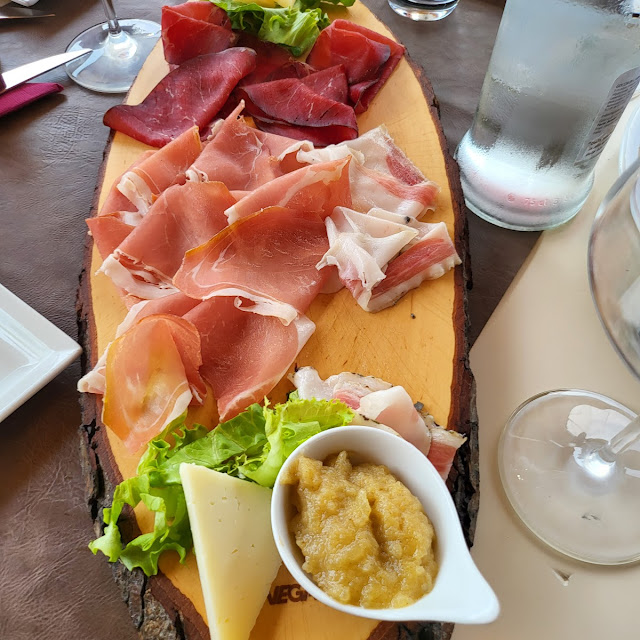 L Antipasto Di Salumi Misti È Formaggi