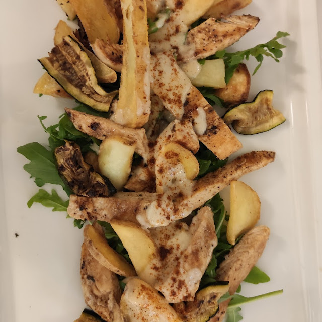 Pollo Con Patate Al Forno Su Un Letto Di Rucola