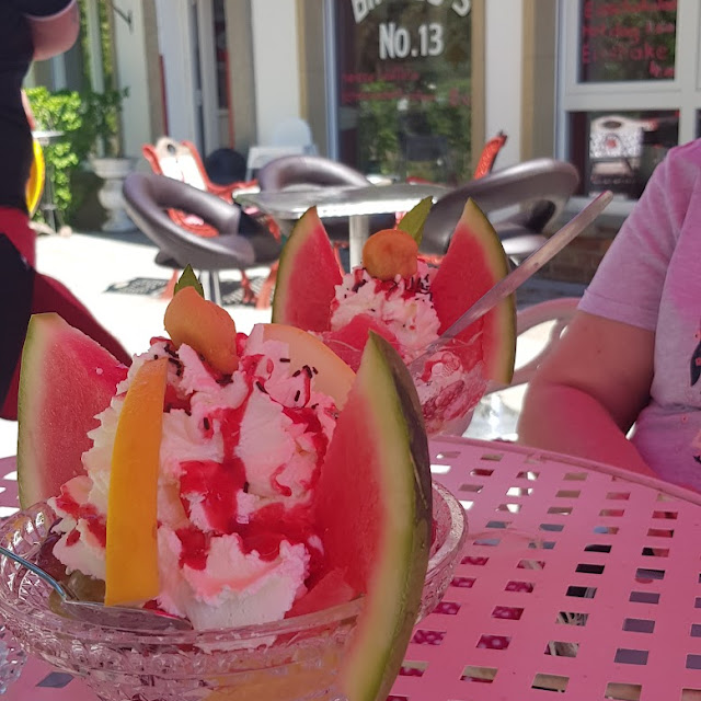 Ice Cream Mit Früchten Und Sahne