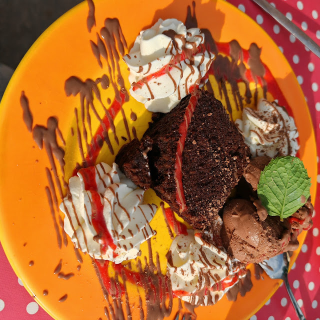 Kuchen Mit Eis Und Sahne