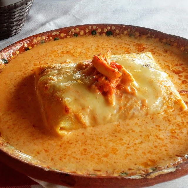 Crepa de Cochinita En Salsa de Chipotle