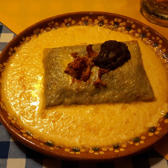 Crepa de Cochinita Pibil Con Frijoles Negros Fritos