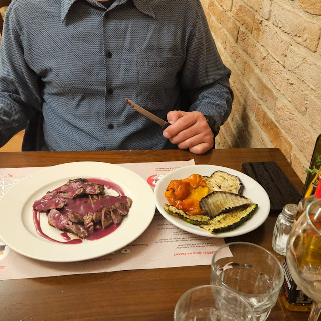 Tagliata Al Gutturnio Con Contorno Di Verdure Miste Grigliate