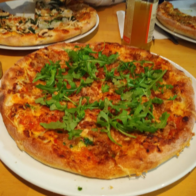Pizza Tonno Mit Rucola Sehr Scharf Absolut Viel Knobi