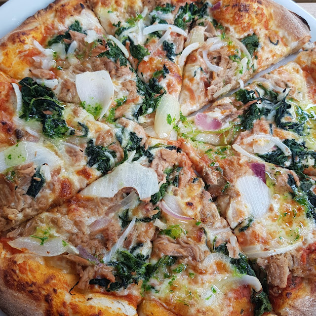 Pizza Capricciosa Mit Spinat Thunfisch Und Zwiebeln