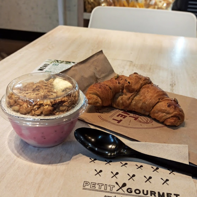Croissant Con Semillas Y Yogurt Con Granola