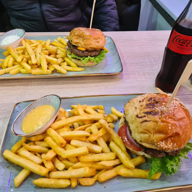 Hamburger Mit Pommes Frites