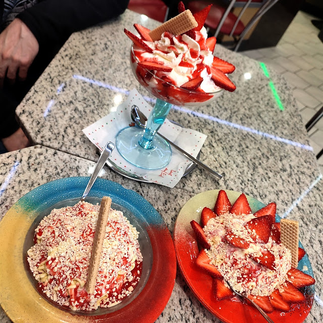 Spaghettieis Erdbeerjoghurtbecher