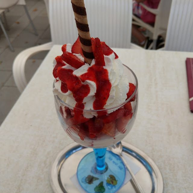 Großer Erdbeerbecher