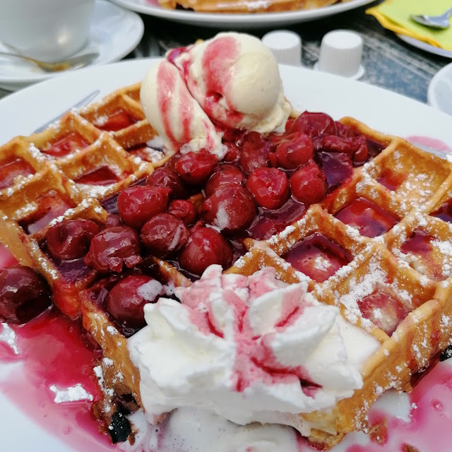Waffel Mit Kirschen Vanilleeis Und Sahne
