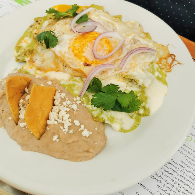 Huevos Con Chilaquiles En Salsa Poblana