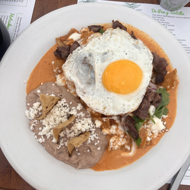 Chilaquiles En Salsa Roja Al Chipotle Con Arrachera Y Adicional Un Huevo