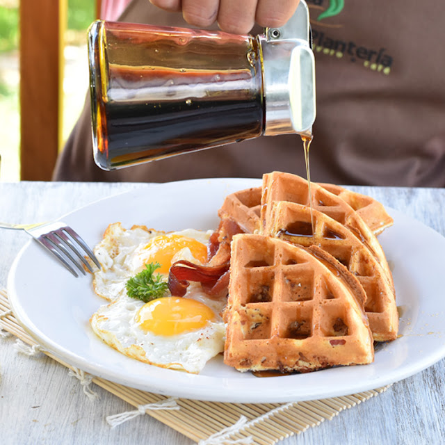 Waffles Con Tocino