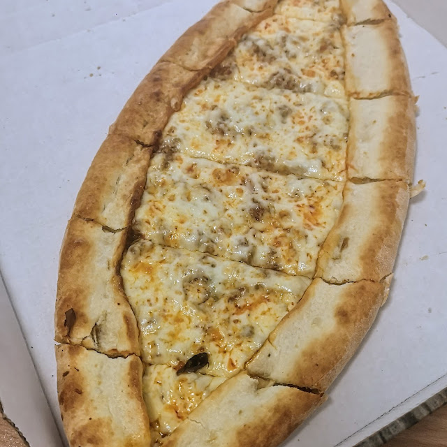 Pide Mit Hackfleisch & Käse