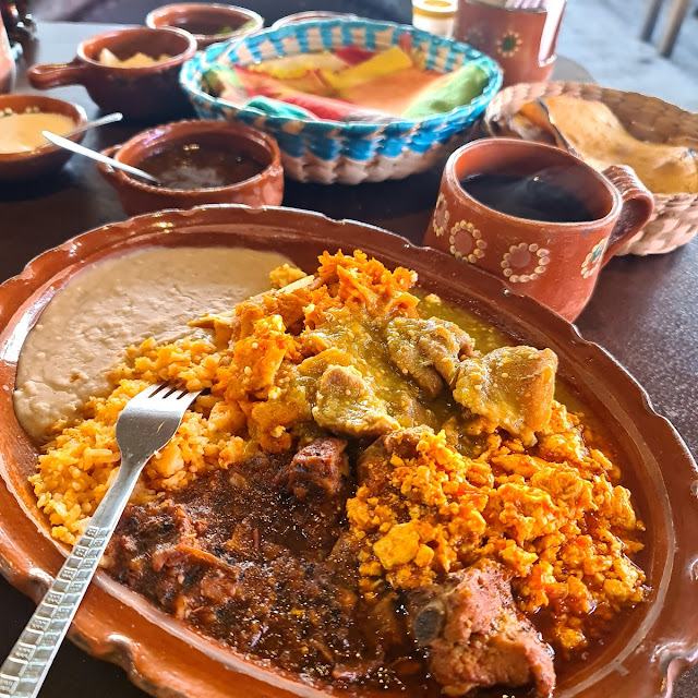 Son Dos Guisados Más Arroz Y Frijoles