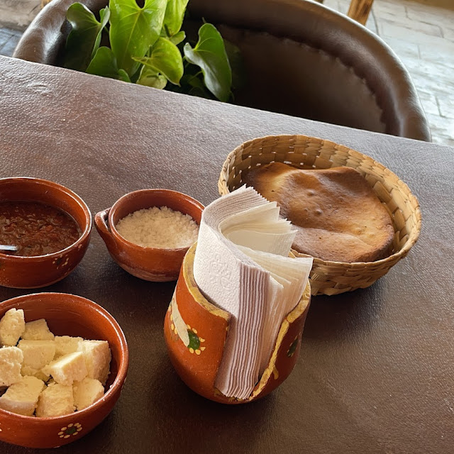 Queso Salsa de Jitomate Asado Y Tortillas Doradas En El Comal