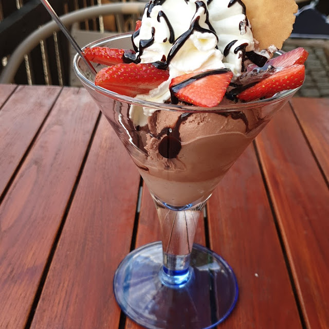 Schokoladeneis Mit Erdbeeren