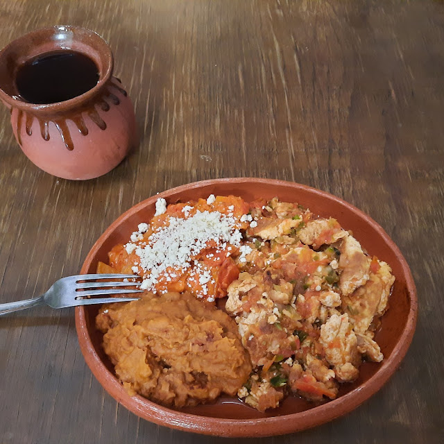 Desayuno de Huevos A la Mexicana Acompañado de Frijoles Y Chilaquiles