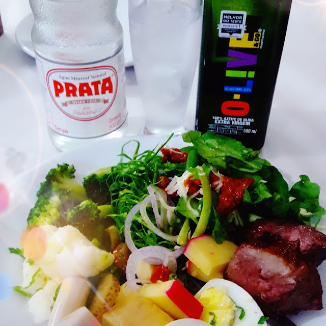 É Uma Mistura de Salada de Folhas Com Brócolis E Palmito Queijo E Toscana Assada