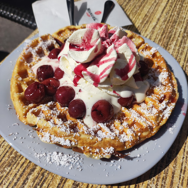 Waffel Süß Mit Kirschen Und Sahne