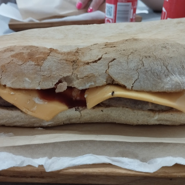 Panino Con Hamburger Ketchup Maionese Cheddar