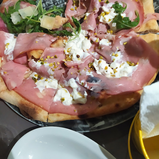 Pizza Mortadella E Stracciatella