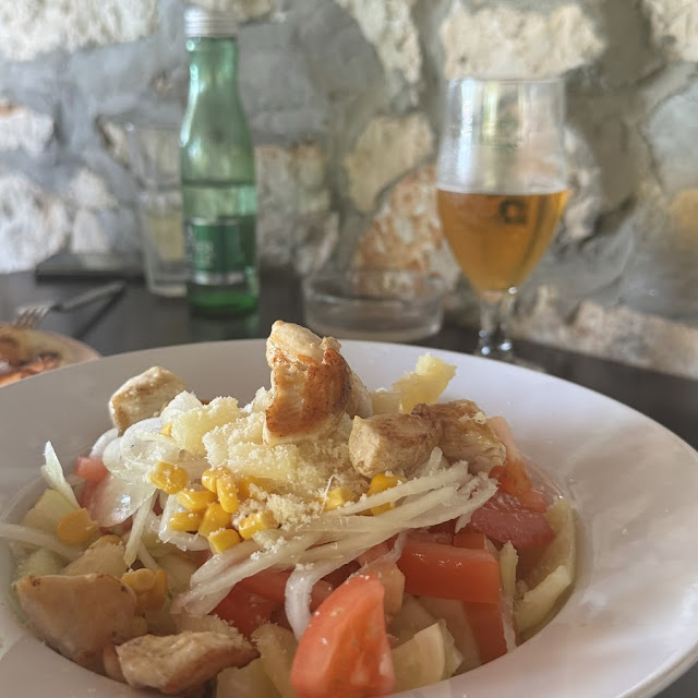 Pileća Obrok Salata Sa Ananasom I Kukuruzom