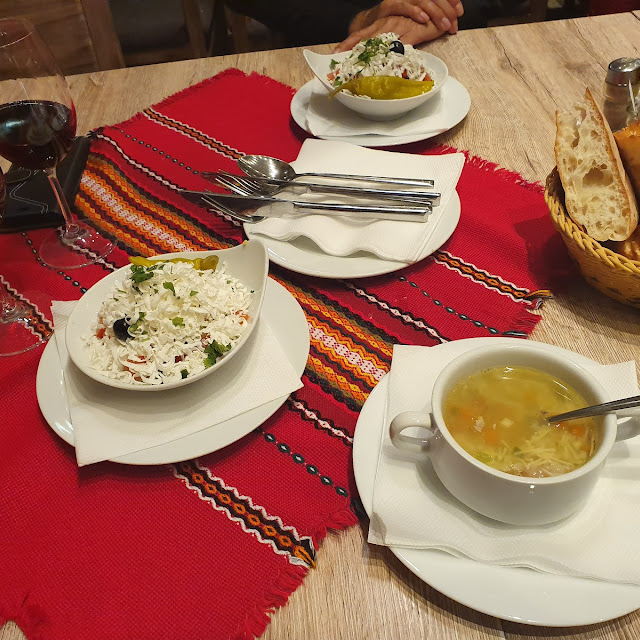 Gemüsesuppe Und Schafskäsesalat