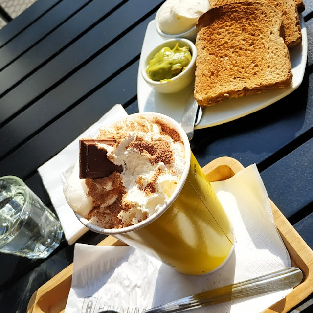 Latte de Avellanas Con Chocolate Avocado Toast