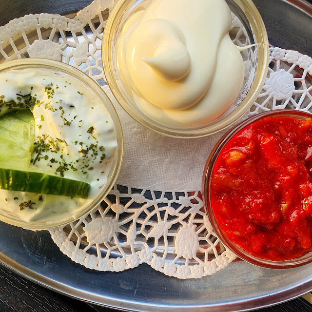 Dabei Handelt Es Sich Um Beilagen Mayonnaise Ketchup Und Tzaziki