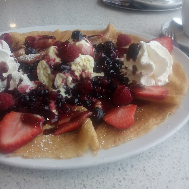 Crepés Mit Erdbeeren Und Vannille Eis Und Sahne