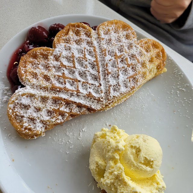 Waffel Mit Kirschen Und Vanilleeis