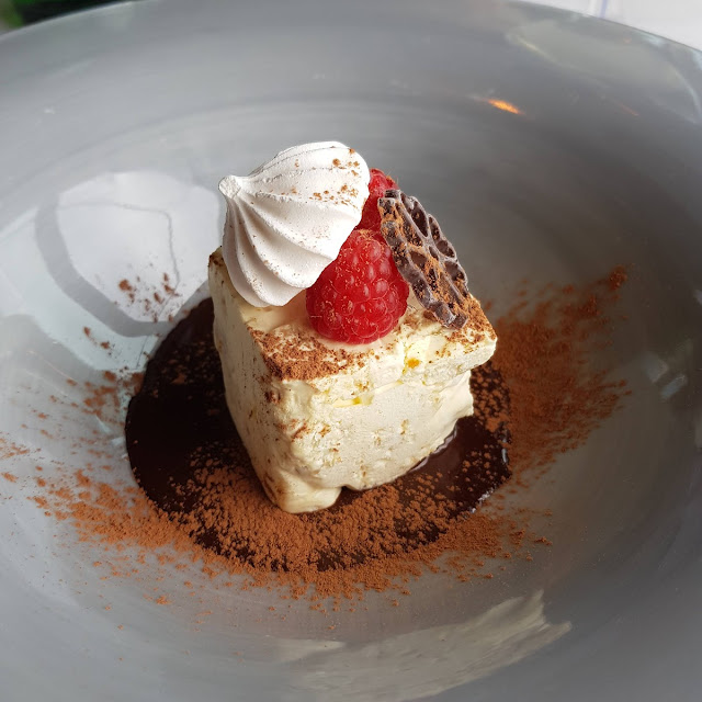 Semifreddo Al Torroncino Con Cioccolato Caldo