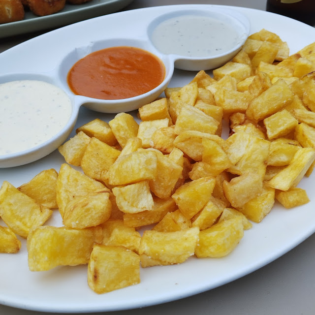 Patatas A Las Tres Salsas