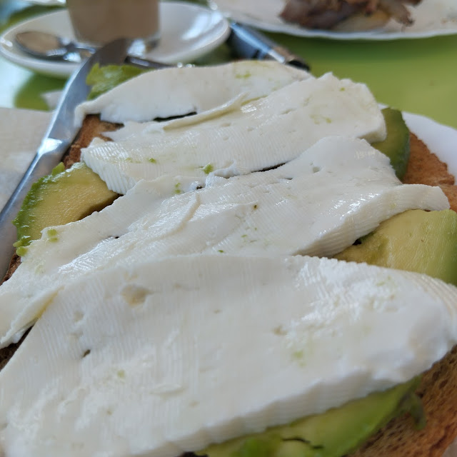 Tostada Aguacate Y Queso