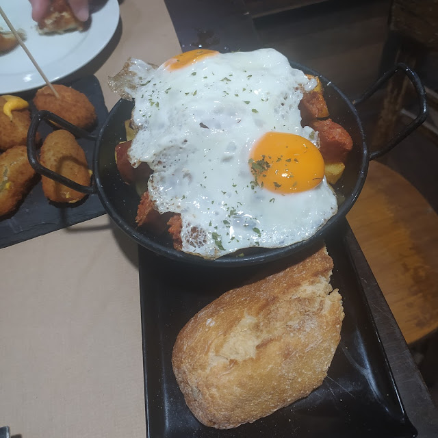 Sartén de Patatas Chorizo Y Huevo Frito