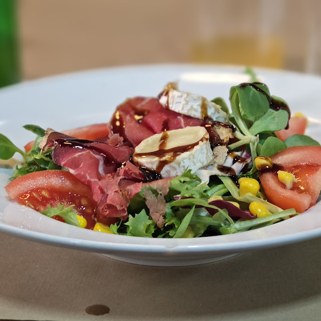 Ensalada Con Queso de Cabra Y Cecina
