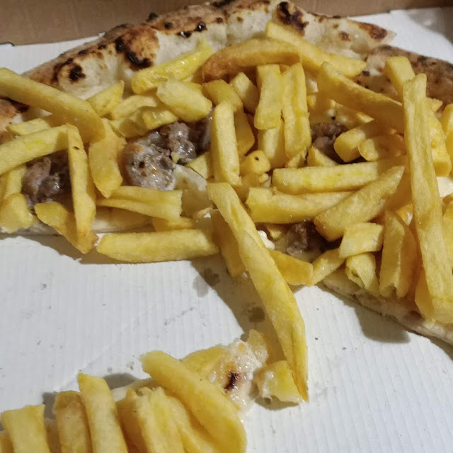 Pizza Con Patatine Salsiccia E Panna