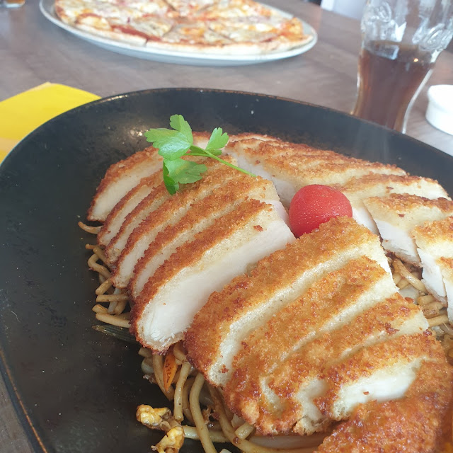 Gebratene Nudeln Mit Knusprigem Hühnchen