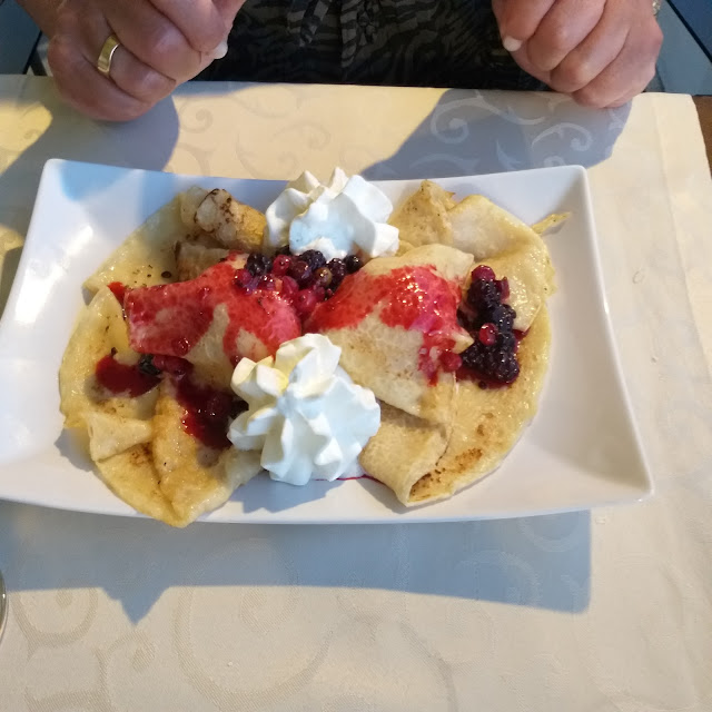 Pfannekuchen Mit Eis Gefüllt Beeren Und Sahne