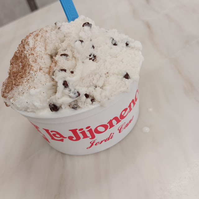 Helado de Stracciatela Y Leche Merengada Con Un Toque de Canela