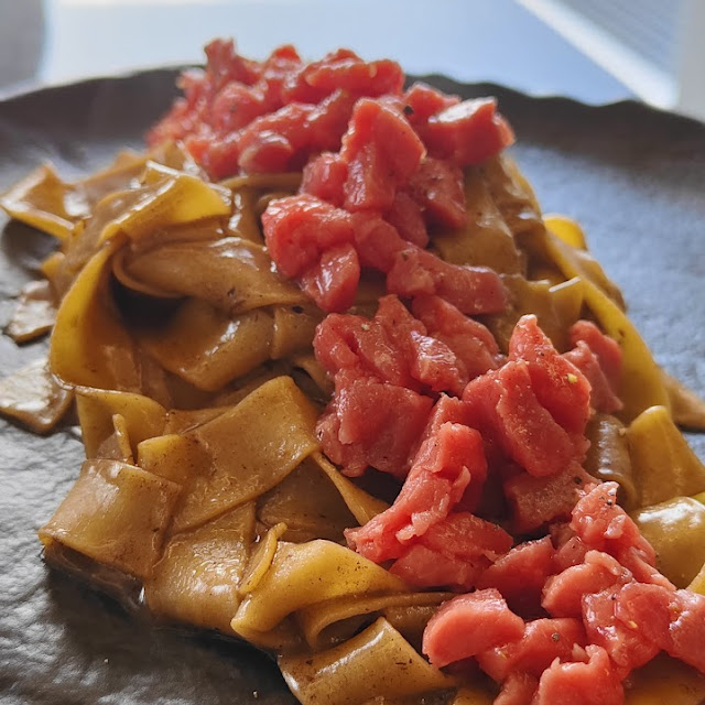 Pappardelle Al Burro Salato Aglio Nero Tartare Di Fassona