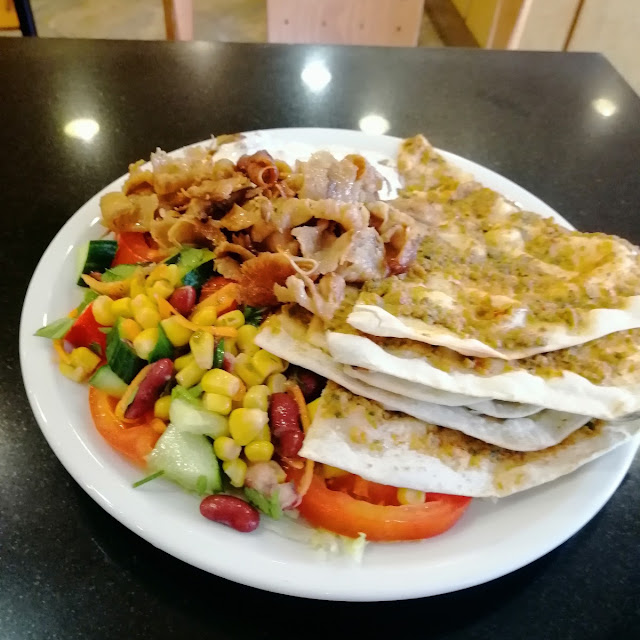 Lamakun Teller Mit Fleisch Salat