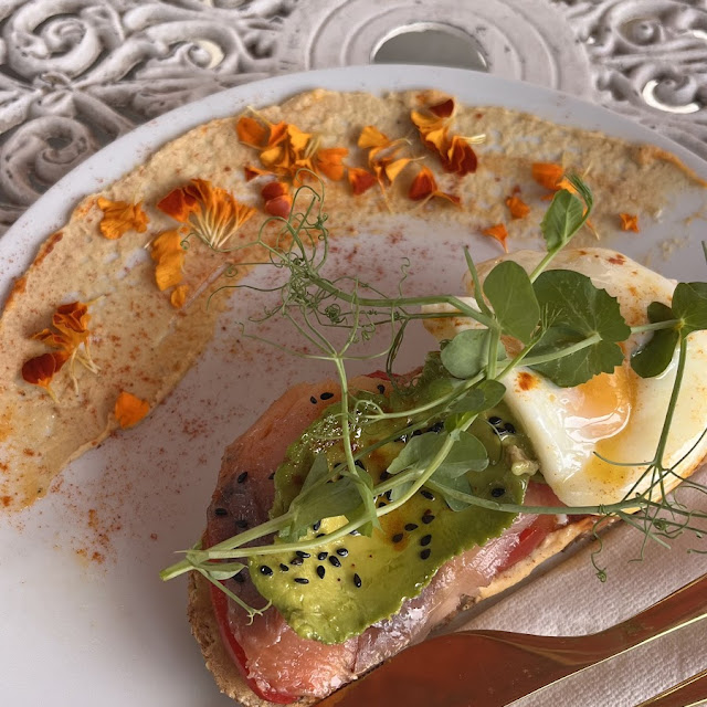 Tosta de Salmón Y Huevo Poche - Aguacate